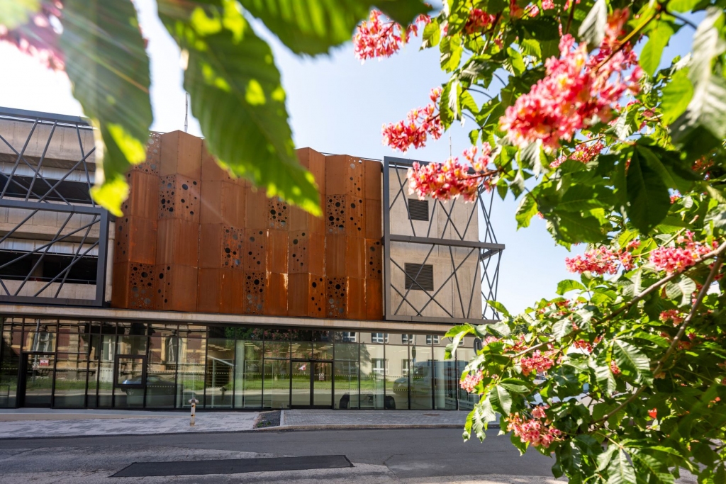 V parkovacím domě u nemocnice dochází ke změně ceny parkování