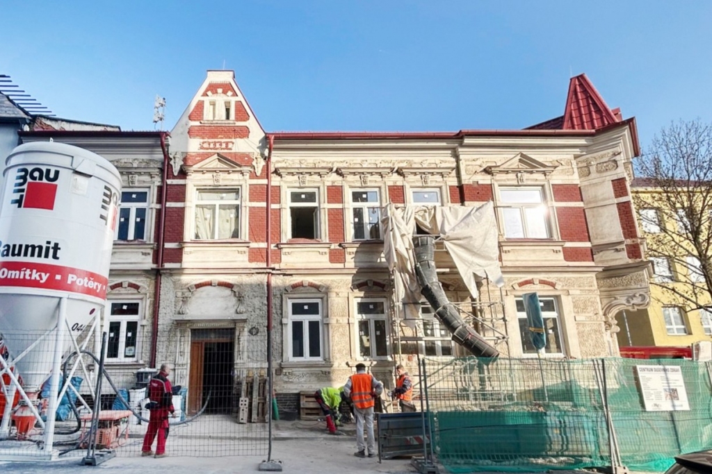 Modernizace Centra duševního zdraví na Kafkově ulici pokračuje. Stavbaři řešili skryté problémy historické budovy