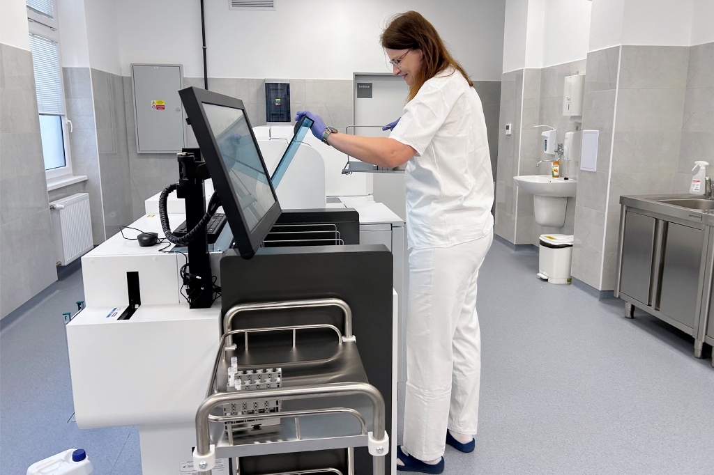 Rychlejší výsledky, širší diagnostika: Městská nemocnice Ostrava má nové laboratorní analyzátory