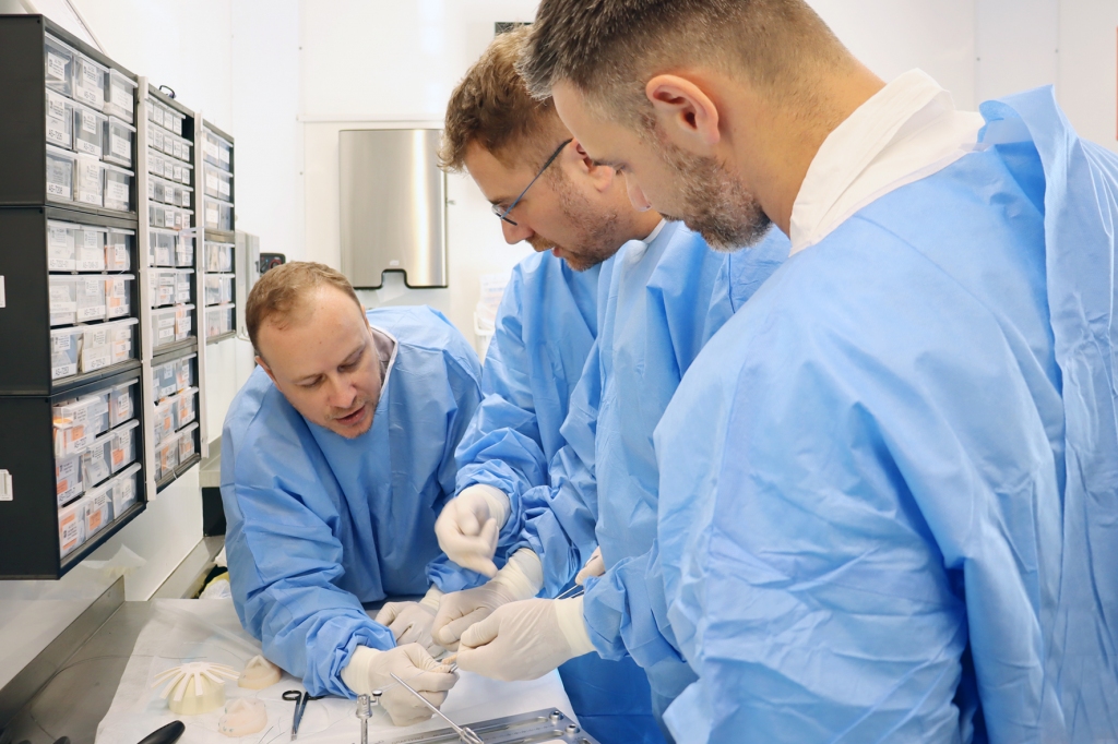 Ortopedi se školí v unikátní mobilní laboratoři, počet artroskopií chtějí postupně navýšit až na dvojnásobek současného stavu 
