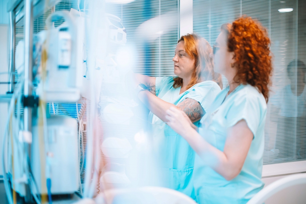 Větší a modernější jednotka intenzivní péče, více pokojů a lepší návaznost péče. Neurochirurgie Městské nemocnice Ostrava se přestěhovala do nových prostor
