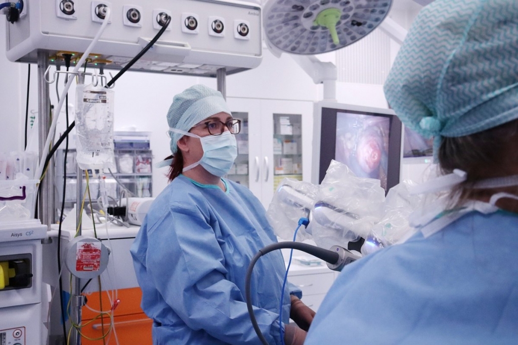Gynekologové Městské nemocnice Ostrava nově nabízejí pacientkám roboticky asistované operace