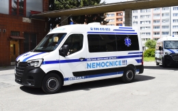 Nemocnice obnovuje svůj vozový park, má šest nových sanitek