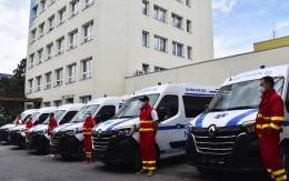 Nemocnice obnovuje svůj vozový park, má šest nových sanitek