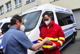 Nemocnice obnovuje svůj vozový park, má šest nových sanitek
