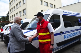 Nemocnice obnovuje svůj vozový park, má šest nových sanitek