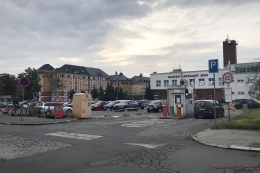 Dnes končí provoz parkoviště před nemocnicí