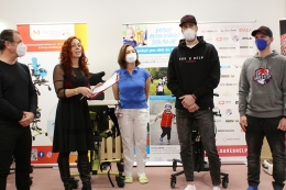 Dětský rehabilitační stacionář získal speciální pomůcky pro své malé klienty, věnovala je dobročinná organizace Saves help