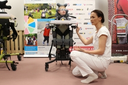 Dětský rehabilitační stacionář získal speciální pomůcky pro své malé klienty, věnovala je dobročinná organizace Saves help