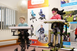 Dětský rehabilitační stacionář získal speciální pomůcky pro své malé klienty, věnovala je dobročinná organizace Saves help