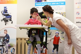 Dětský rehabilitační stacionář získal speciální pomůcky pro své malé klienty, věnovala je dobročinná organizace Saves help