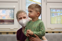 Dětský rehabilitační stacionář získal speciální pomůcky pro své malé klienty, věnovala je dobročinná organizace Saves help