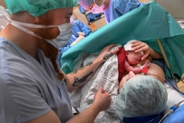 Fifejdská porodnice rok nabízí porod laskavým císařským řezem, ženy jsou nadšené
