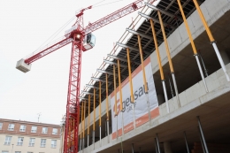 Výstavba parkovacího domu u městské nemocnice probíhá podle plánu, hotový má být na jaře 2024