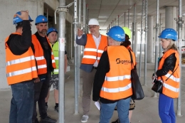 Výstavba parkovacího domu u městské nemocnice probíhá podle plánu, hotový má být na jaře 2024