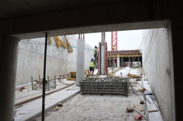 Výstavba parkovacího domu u městské nemocnice probíhá podle plánu, hotový má být na jaře 2024