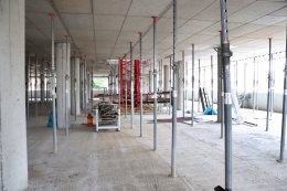 Výstavba parkovacího domu u městské nemocnice probíhá podle plánu, hotový má být na jaře 2024