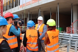 Výstavba parkovacího domu u městské nemocnice probíhá podle plánu, hotový má být na jaře 2024