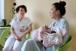 Složité období matkám po porodu pomáhá řešit také personál porodnice MNO