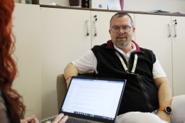 S vedoucím lékárníkem Kamilem Hrubým o specificích nemocniční lékárny i nedostatku léků. O krásách tohoto oboru, náročnosti studia farmacie i důležitosti příbalových letáků…