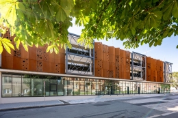 V parkovacím domě u nemocnice dochází ke změně ceny parkování