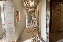 Modernizace Centra duševního zdraví na Kafkově ulici pokračuje. Stavbaři řešili skryté problémy historické budovy