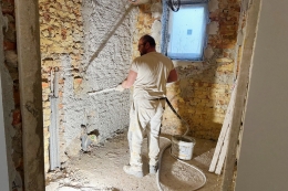 Modernizace Centra duševního zdraví na Kafkově ulici pokračuje. Stavbaři řešili skryté problémy historické budovy