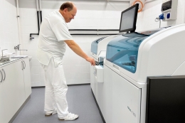 Rychlejší výsledky, širší diagnostika: Městská nemocnice Ostrava má nové laboratorní analyzátory
