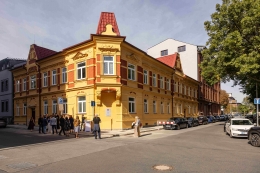 Historický dům na Kafkově ulici znovu ožívá. Pomoc v něm najde více lidí